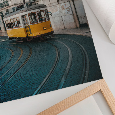 Plakat ścienny Żółty tramwaj na zakręcie ulicy miasta