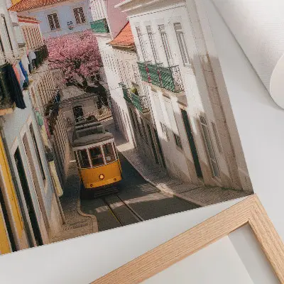 Plakat na płótnie uliczka z tramwajem, pastelowymi kamienicami i kwiatami