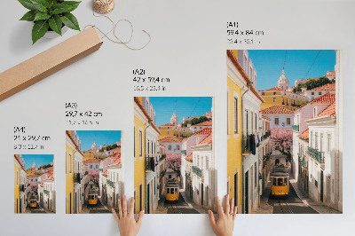 Plakat na płótnie Uliczka z tramwajem pastelowe kamienice kwiaty