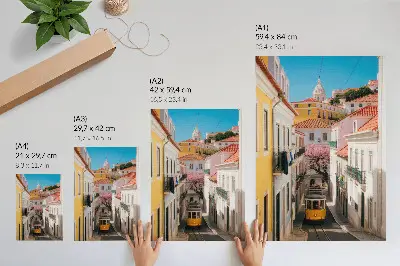 Plakat na płótnie uliczka z tramwajem, pastelowymi kamienicami i kwiatami