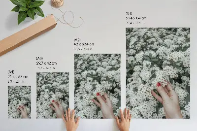 Plakat ścienny z motywem białych kwiatów, zieleni oraz dłoni z czerwonymi paznokciami