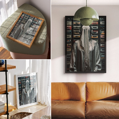 Plakat ścienny Postać w bieli przed ścianą kaset magnetofonowych