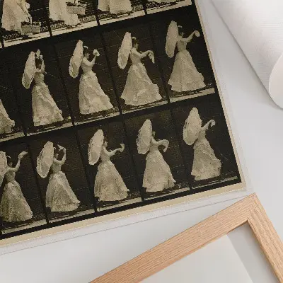 Kobieta podnosząca kosz, machająca chusteczką (ok. 1887 r.), autorstwa Eadwearda Muybridge’a plakat z teksturą płótna
