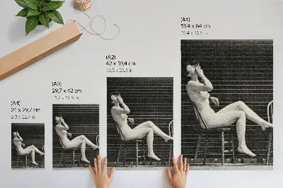 Plakat ścienny przedstawiający kobietę siedzącą nago na krześle i palącą papierosy autorstwa Eadwearda Muybridge'a