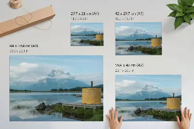 Grafika na ścianę góry z jeziorem, chmurami i pomostem