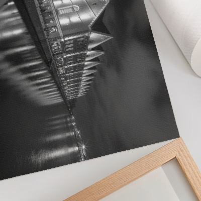 Plakat do salonu Monochromatyczna architektura z odbiciem w wodzie
