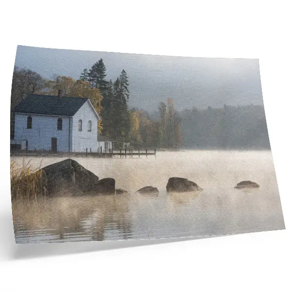Plakat mglisty krajobraz z jeziorem, domkiem i drzewami jesienią