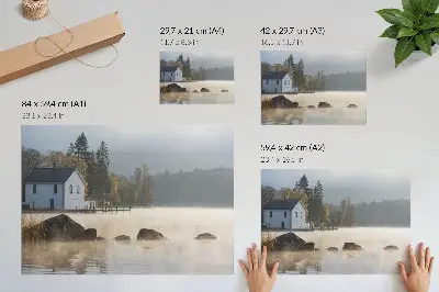 Plakat mglisty krajobraz z jeziorem, domkiem i drzewami jesienią