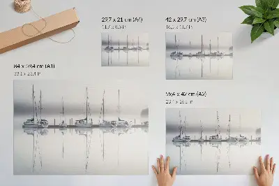 Grafika na ścianę mglista marina ze spokojnymi jachtami i ich odbiciem
