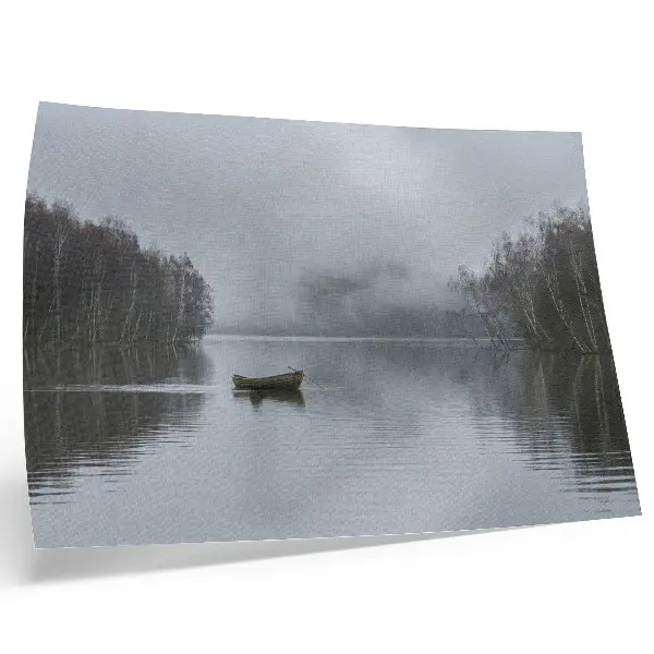 Plakat do salonu z motywem nieba wody mgły drzew oraz ciszy i spokoju