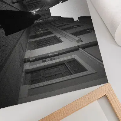 Wydruk na płótnie z mroczną ulicą i tajemniczą postacią w nostalgicznym klimacie