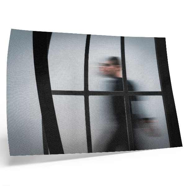 Plakat do salonu Czarna sylwetka za szklaną ramą szarość minimalizm