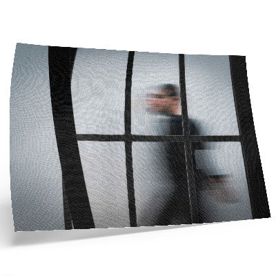 Plakat do salonu Czarna sylwetka za szklaną ramą szarość minimalizm