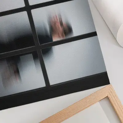 Plakat do salonu czarna sylwetka za szklaną ramą w stylu minimalistycznym