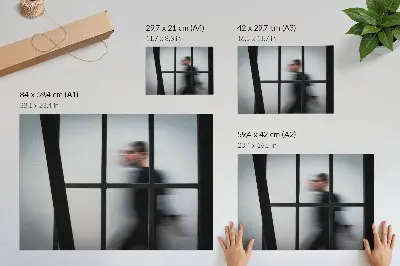 Plakat do salonu czarna sylwetka za szklaną ramą w stylu minimalistycznym