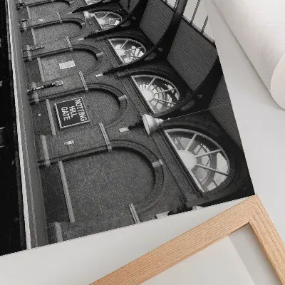 Nowoczesny plakat dekoracyjny z motywem elegancji miejskiej architektury przedstawiającej grę światła i cienia