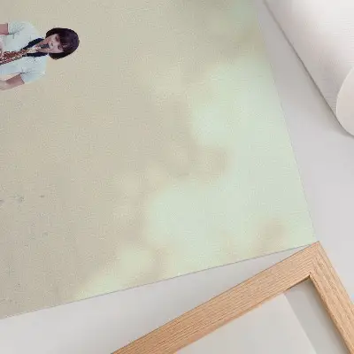 Plakat do salonu minimalistyczna grafika w jasnych barwach przedstawiająca spokój i muzykę przed drzwiami