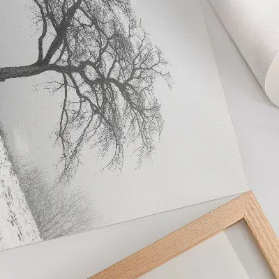 Grafika na ścianę samotne drzewo w zimowej scenerii symbolizujące spokój, minimalizm i harmonię