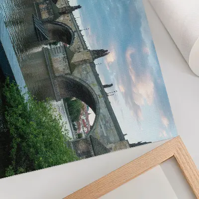 Grafika na ścianę most nad rzeką z widokiem na zabytkową architekturę w spokojnym klimacie