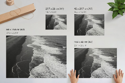 Plakat do salonu Czarno-białe fale miękki piasek spokojna plaża