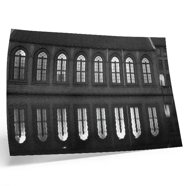 Wydruk na płótnie architektoniczna elegancja i symetria w odbiciu