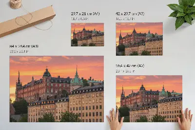 Plakat zachód słońca z urokliwymi budynkami o historycznej atmosferze