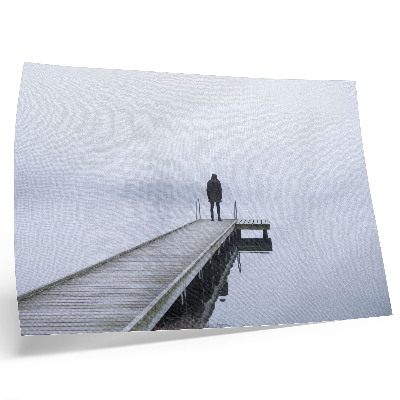 Nowoczesny plakat dekoracyjny Samotna postać na molo wśród mgły