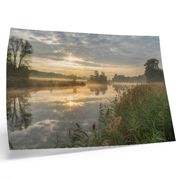 Plakat Mglisty poranek nad jeziorem z odbiciami natury
