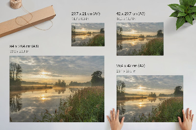 Plakat Mglisty poranek nad jeziorem z odbiciami natury