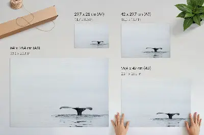 Nowoczesny plakat dekoracyjny z motywem minimalistycznego ogona wieloryba nad wodą w harmonijnym stylu