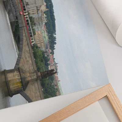 Plakat Most nad rzeką z tramwajem, otoczony klasyczną architekturą