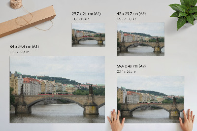 Plakat Most nad rzeką z tramwajem, otoczony klasyczną architekturą
