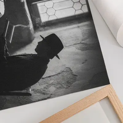 Grafika na ścianę czarno-biały portret mężczyzny z książką w stylu klasycznej elegancji