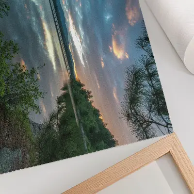Grafika na ścianę jezioro z odbiciem nieba i zielenią drzew