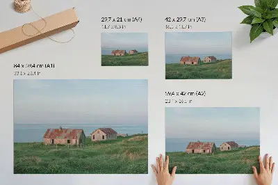 Grafika na ścianę rustykalne budynki na tle zielonych łąk i morza