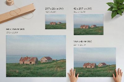 Grafika na ścianę Rustykalne budynki zielone łąki morze