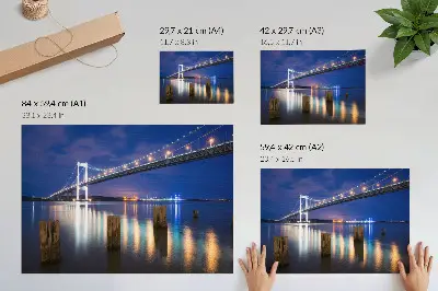 Plakat nocny widok na most z odbiciem w wodzie