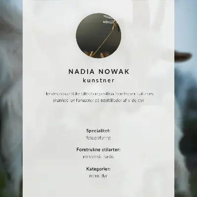 Grafika na ścianę przedstawiająca sylwetki jeleni na wzgórzu w pomarańczowym tle