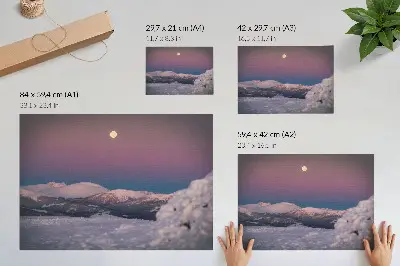 Plakat ośnieżone góry i pastelowy różowy księżyc