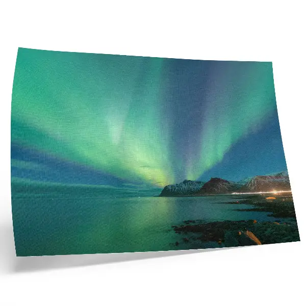 Plakat do salonu zorza polarna nad morzem o magicznym klimacie