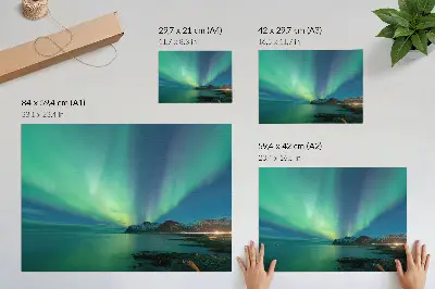 Plakat do salonu zorza polarna nad morzem o magicznym klimacie