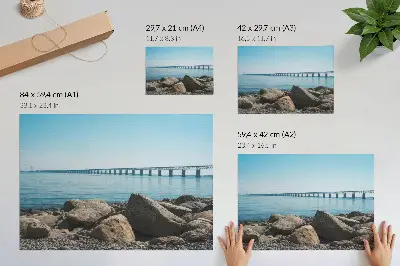 Nowoczesny plakat dekoracyjny most nad błękitną wodą z kamieniami na brzegu