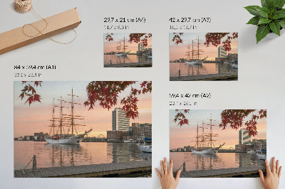 Plakat do salonu Żaglowiec o zachodzie słońca spokojna panorama miasta