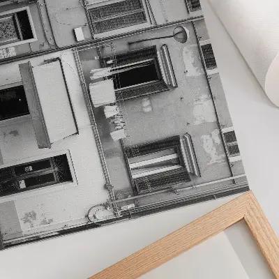 Grafika na ścianę fasada kamienicy w czerni i bieli w stylu minimalistycznym