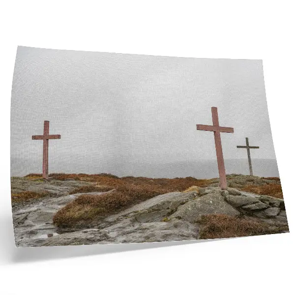 Nowoczesny plakat dekoracyjny przedstawiający trzy drewniane krzyże na tle mglistego wzgórza