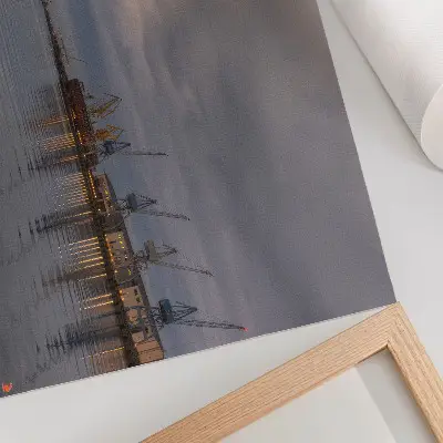 Plakat do salonu klimatyczny port z żurawiami i odbiciami w wodzie