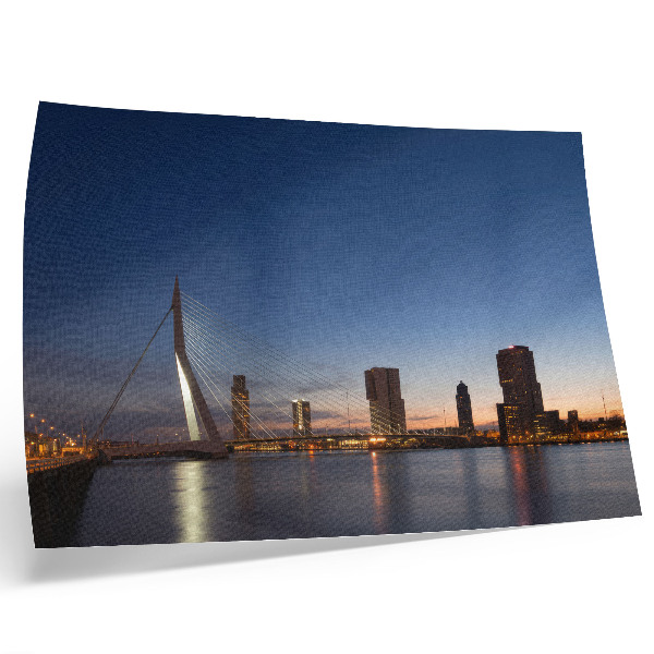 Plakat Most i miasto o zmierzchu lśniące miejskie światła