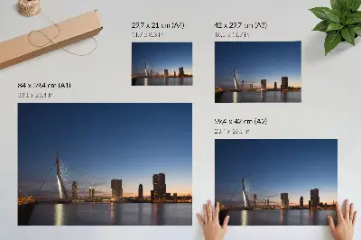 Plakat most i miasto o zmierzchu z lśniącymi światłami