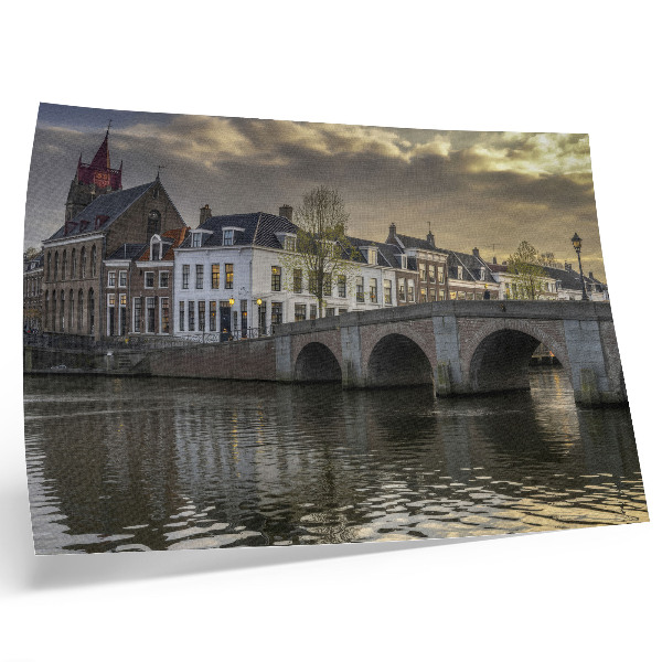 Plakat Urokliwe miasto wieczorem w blasku latarni