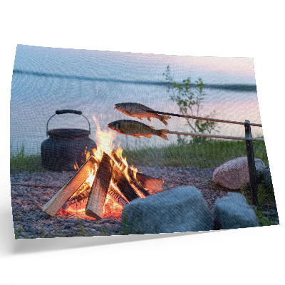 Plakat do salonu Ognisko nad jeziorem ryby na patykach naturalnie